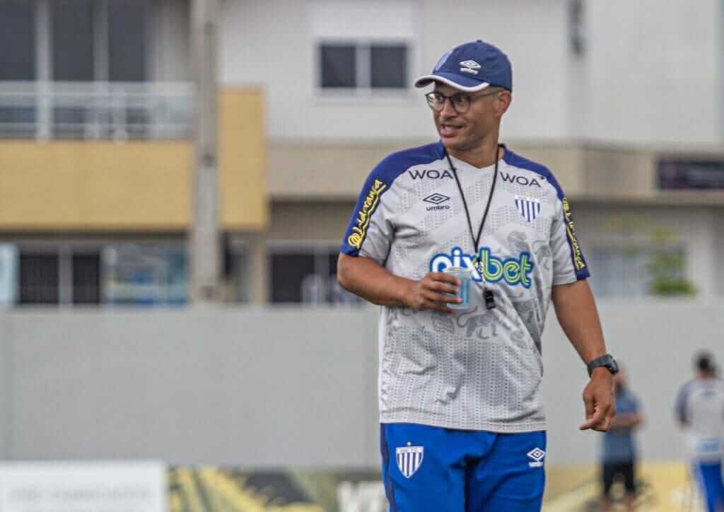 Alex de Souza tem ainda quatro dias para preparar o Avaí para o clássico