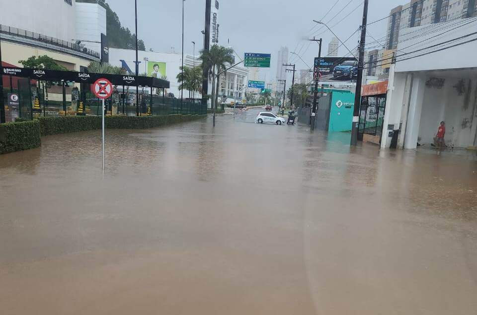 Avenida Santa Catarina em Balneário Camboriú
