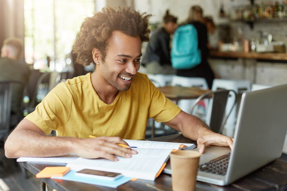O Senac SC oferece cursos técnicos em diferentes áreas de atuação profissional