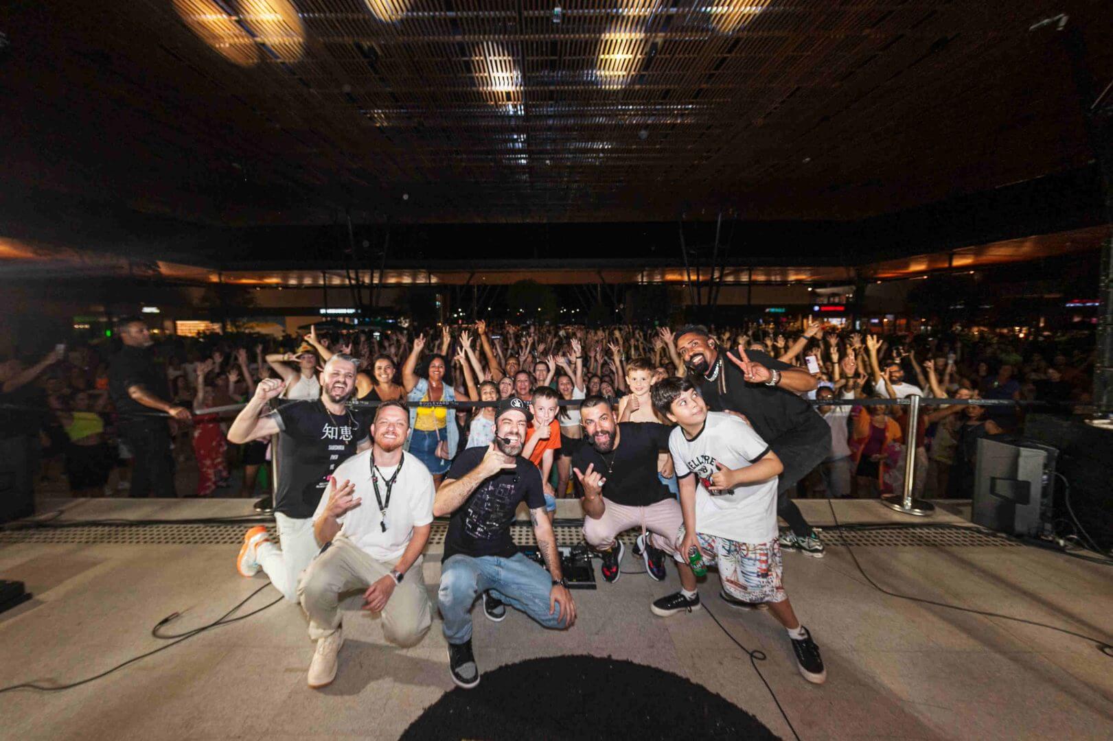 O local conta com apresentações de artistas que vão desde o pagode ao MPB