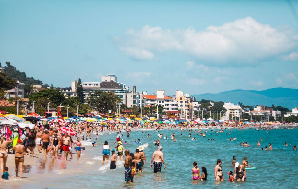 Praia com sol