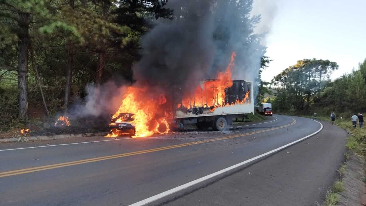 Veículos pegaram fogo durante a colisão