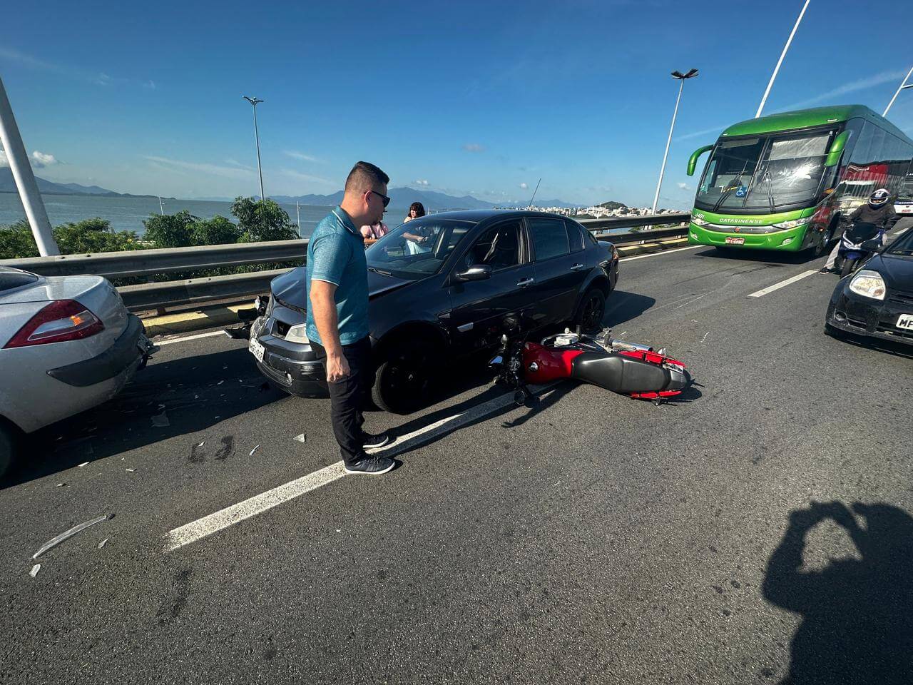 Duas pessoas ficaram feridas no acidente na Ponte Pedro Ivo Campos