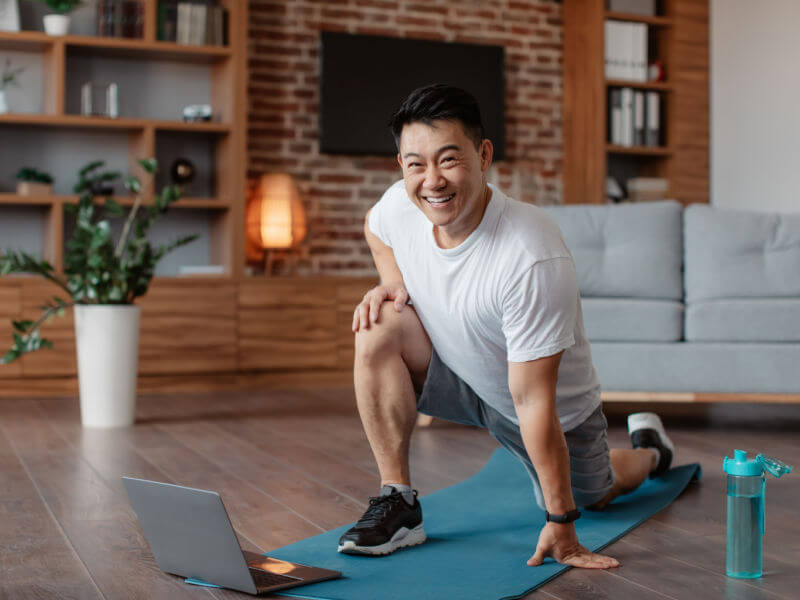Homem alugando pernas no chão