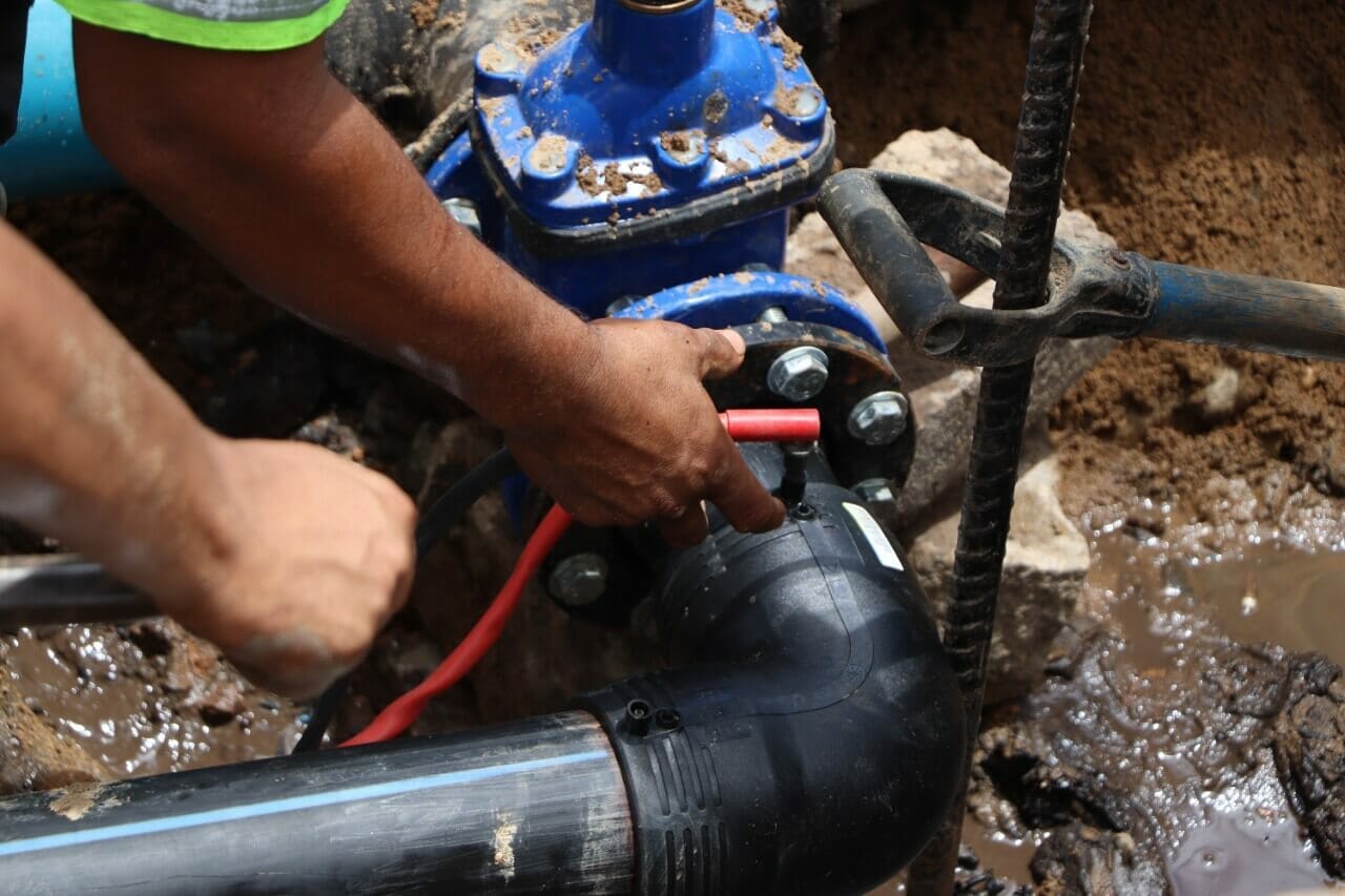 Obra em rede de água interfere em trânsito na zona sul