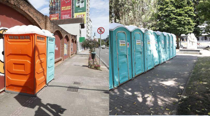 Banheiros químicos do Réveillon continuavam espalhados pelo Centro nesta terça-feira (3)