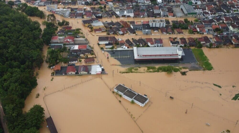 Drone sobrevoou região do bairro Limeira e mostra casas invadidas pela água