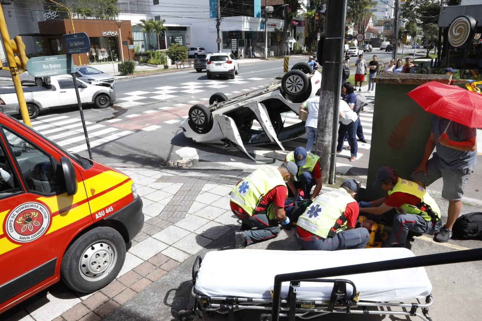 Três pessoas ficaram feridas, mas sem gravidade, segundo os bombeiros