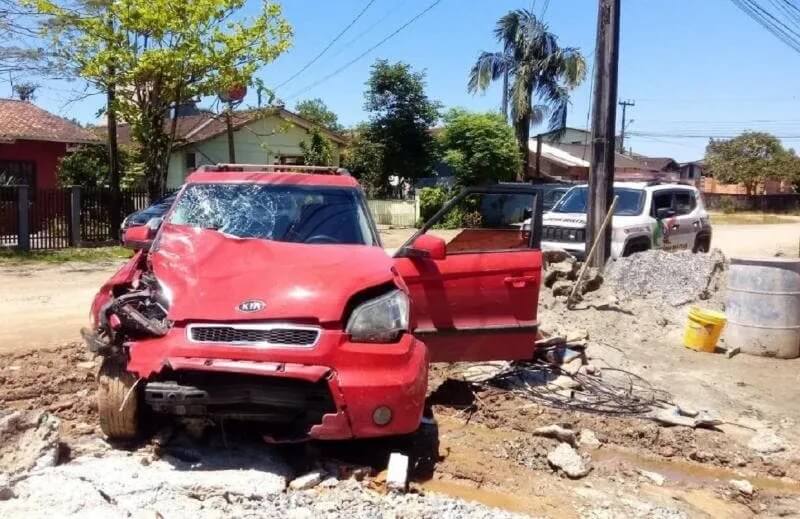 carro de motorista que atropelou duas ciclistas em Joinville