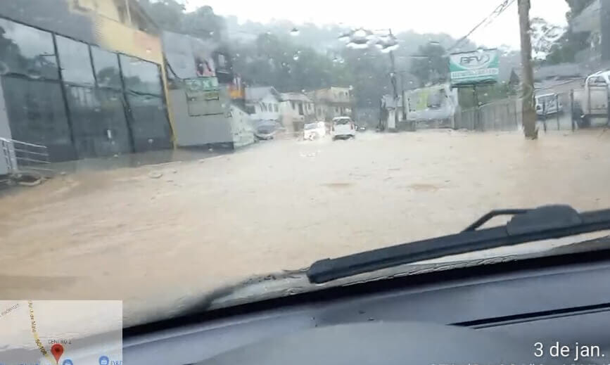 Avenida 1º de Maio alagou neste começo de tarde de terça-feira (3)