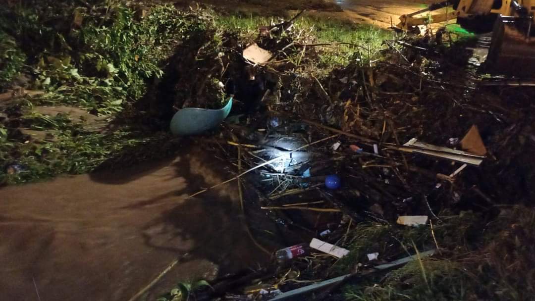 Equipes trabalham na retirada de entulhos