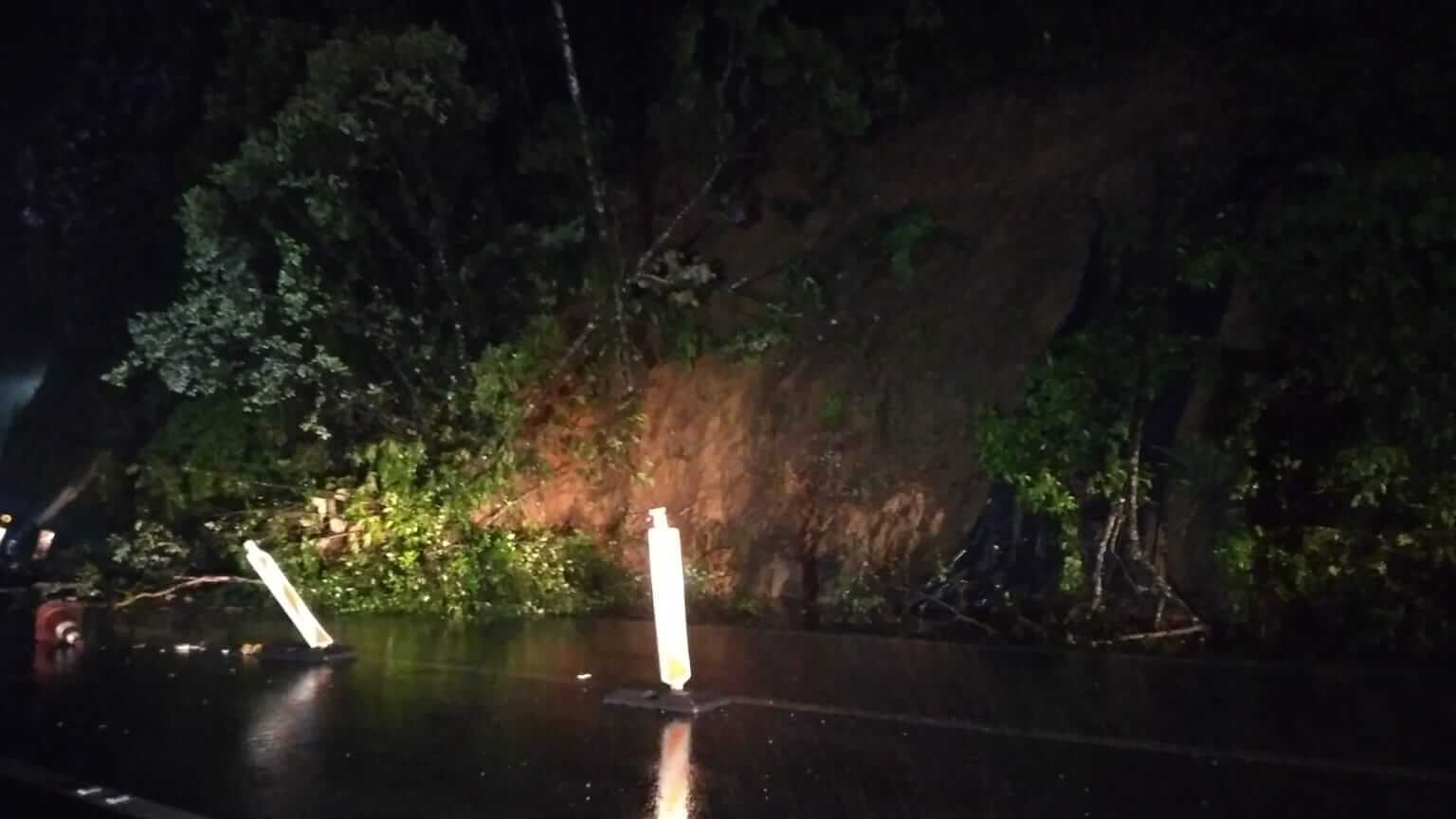 Deslizamento de terra foi registrado no trecho na noite desta quinta-feira (19)
