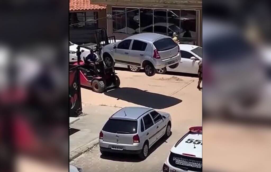 Carros são removidos com empilhadeira em Laguna (@santacatarina, reprodução)