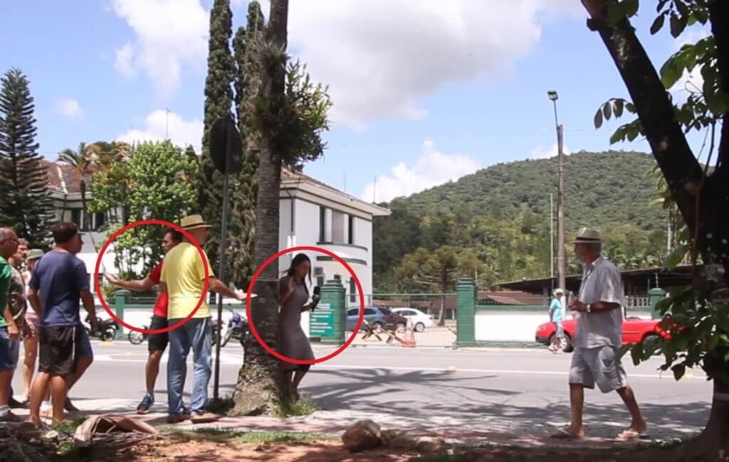 Imagem mostra equipe deixando o local