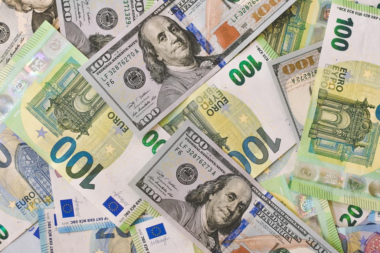 Euro passou a valer menos que o dólar em 2022