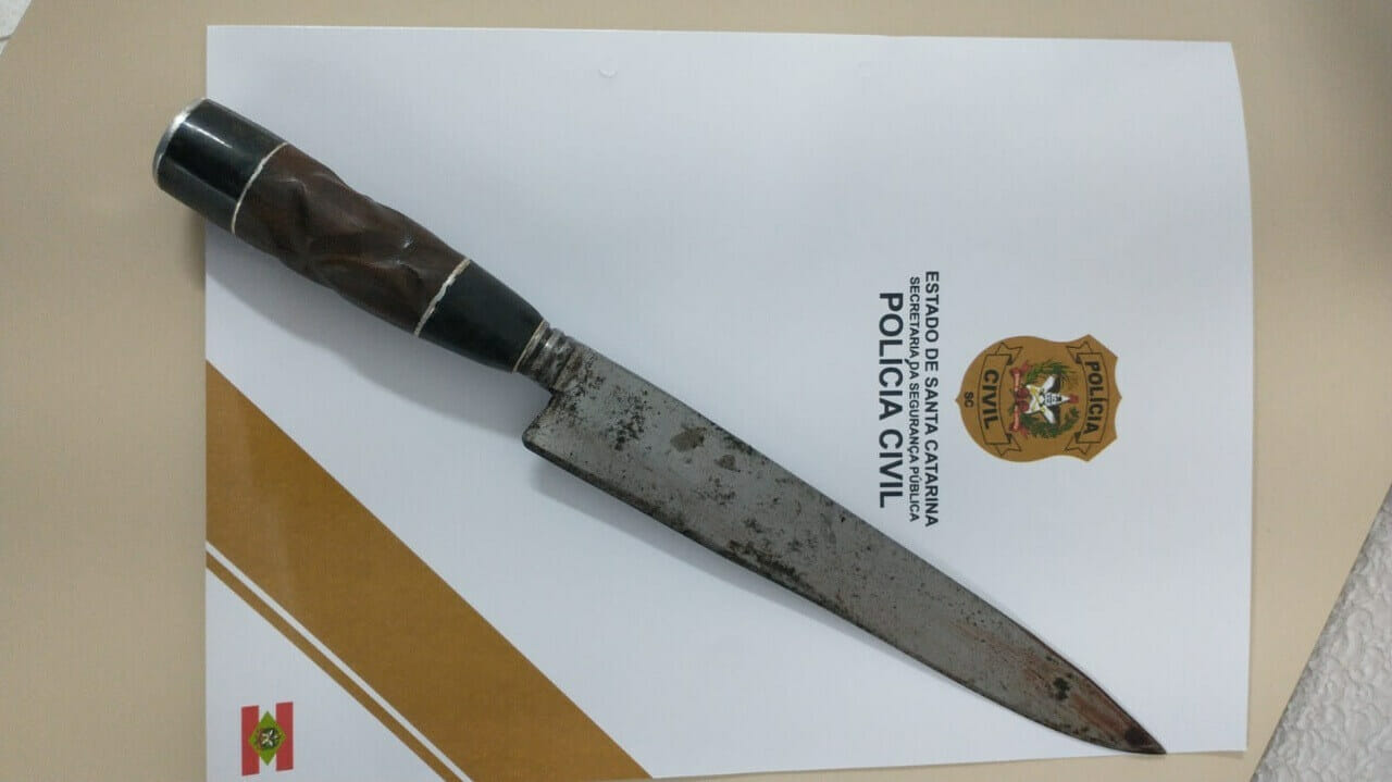 Faca utilizada no crime foi apreendida pela polícia
