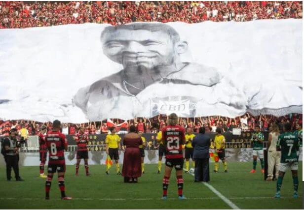 Pelé foi homenageado antes da partida
