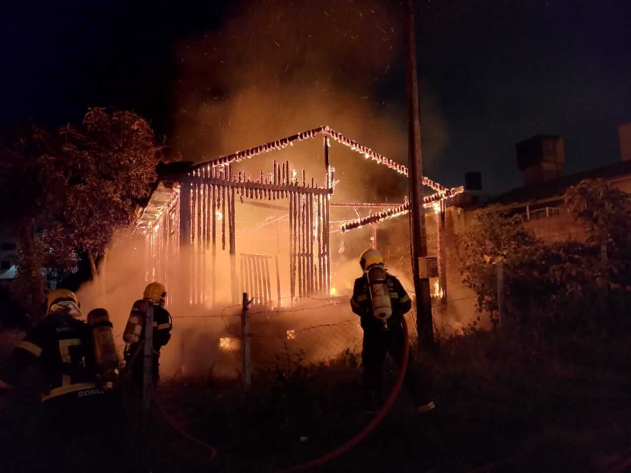 Casa de madeira foi totalmente destruída pelo incêndio