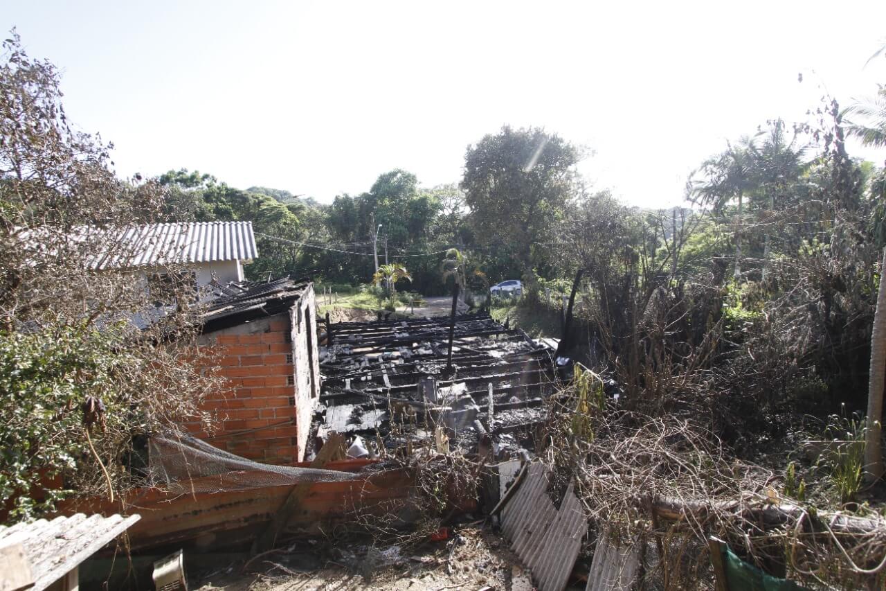 Casa onde moravam cinco pessoas ficou destruída pelas chamas