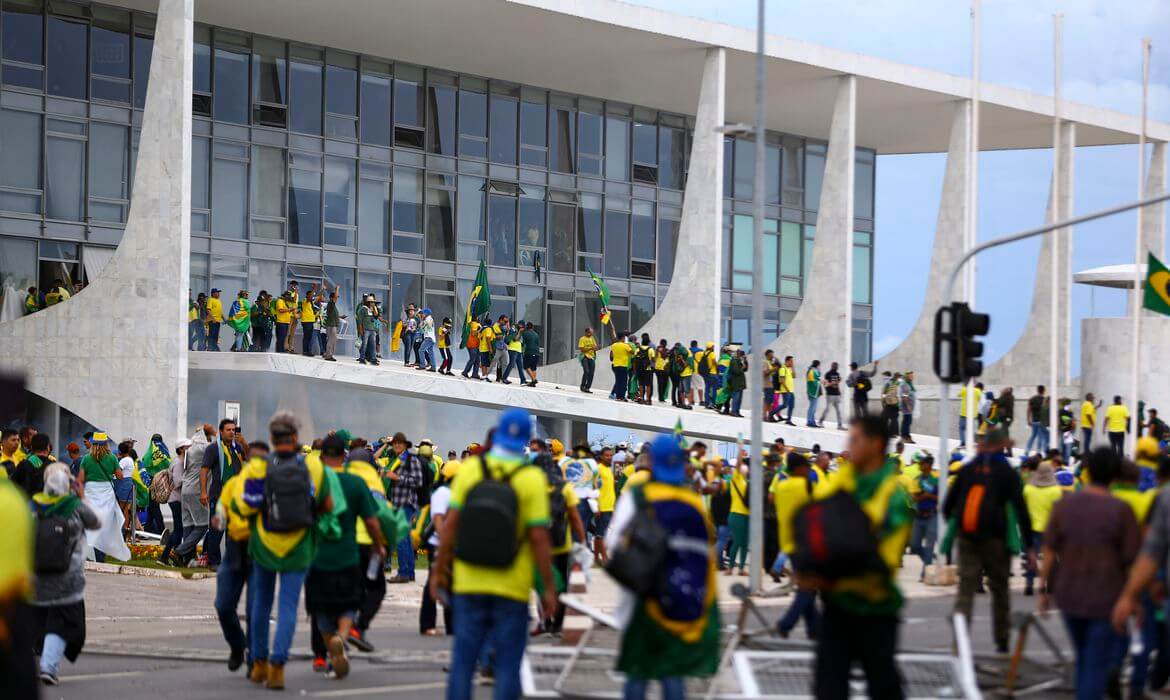 Manifestantes invadem Congresso, STF e Palácio do Planalto.