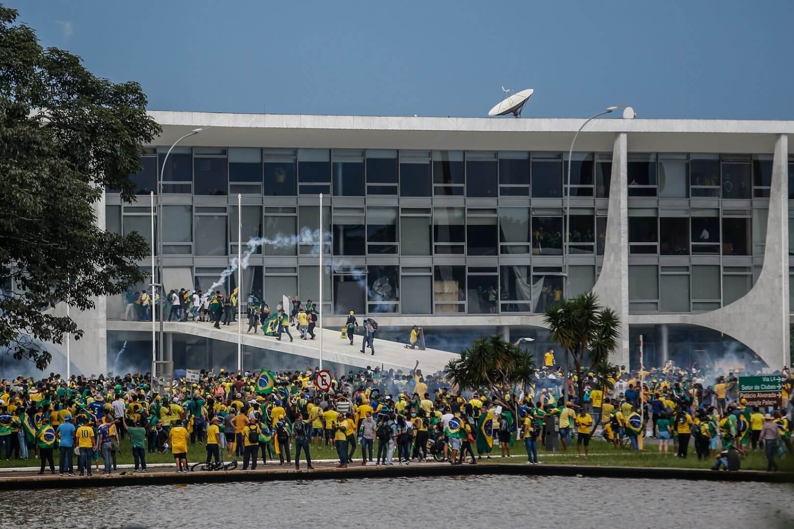 Golpistas invadem a praça dos Três Poderes, em Brasília