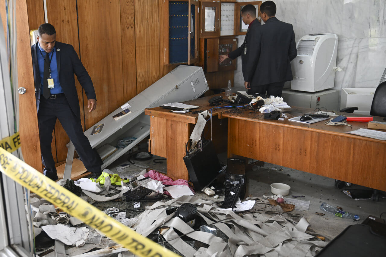 Seguranças inspecionam escritórios destruídos por golpistas
