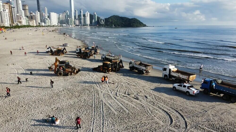 Limpeza praia Central de Balneário Camboriú (Prefeitura de Balneário Camboriú, divulgação)