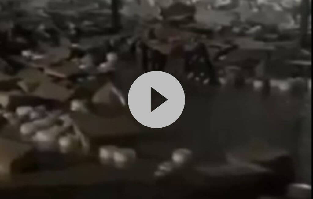 Imagem mostra rolos de malha em meio à água