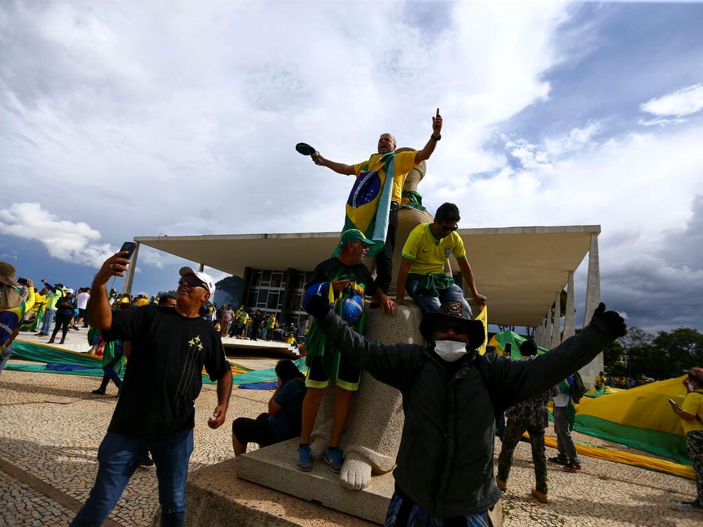 Manifestantes invadem Congresso, STF e Palácio do Planalto