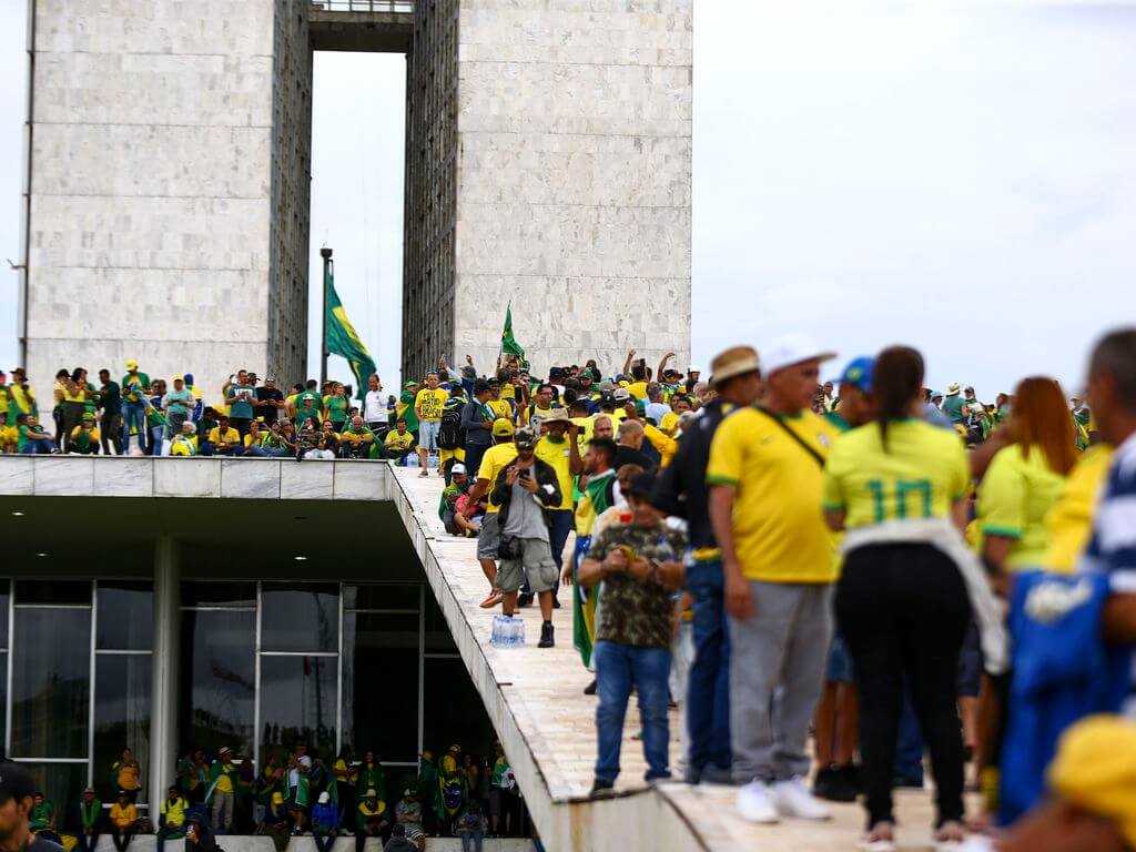 Manifestantes invadem Congresso, STF e Palácio do Planalto.
