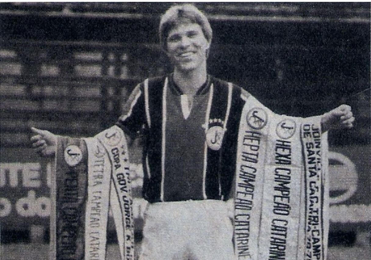 Nardella, aos 28 anos, segurando as faixas de campeão pelo JEC