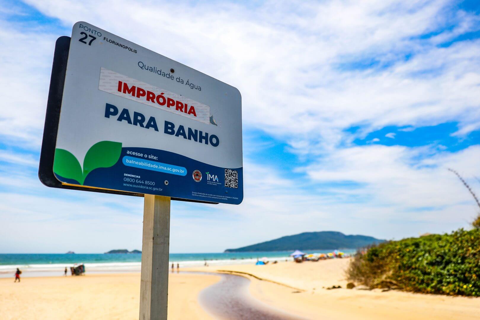 Ponto onde rio deságua no mar na praia dos Ingleses é impróprio para o banho