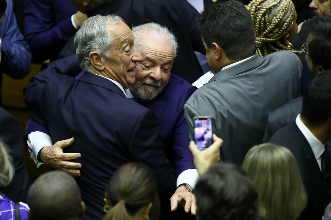 Presidente de Portugal cumprimentou Lula durante a posse