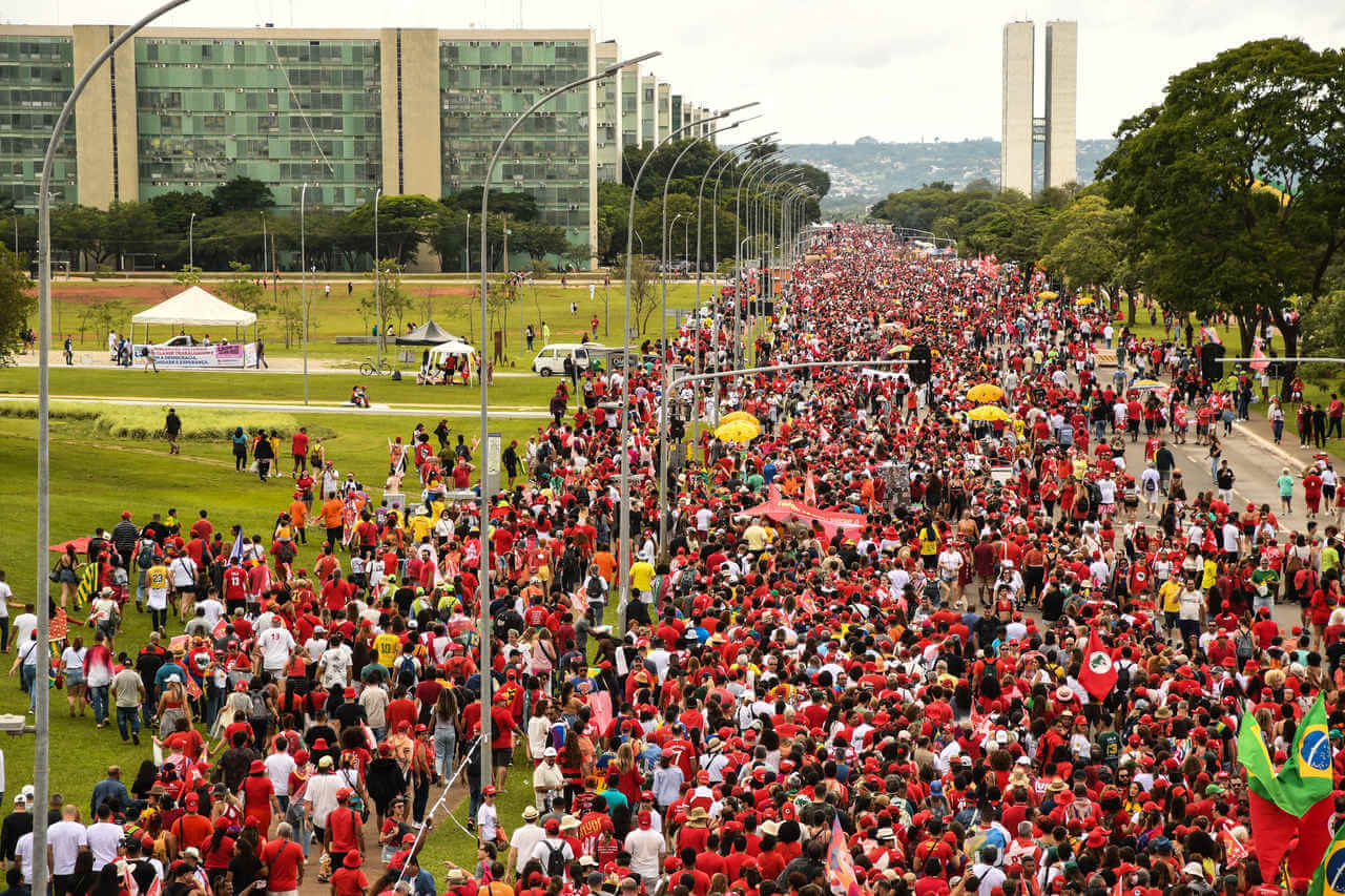 Cor vermelha predominou no público da posse