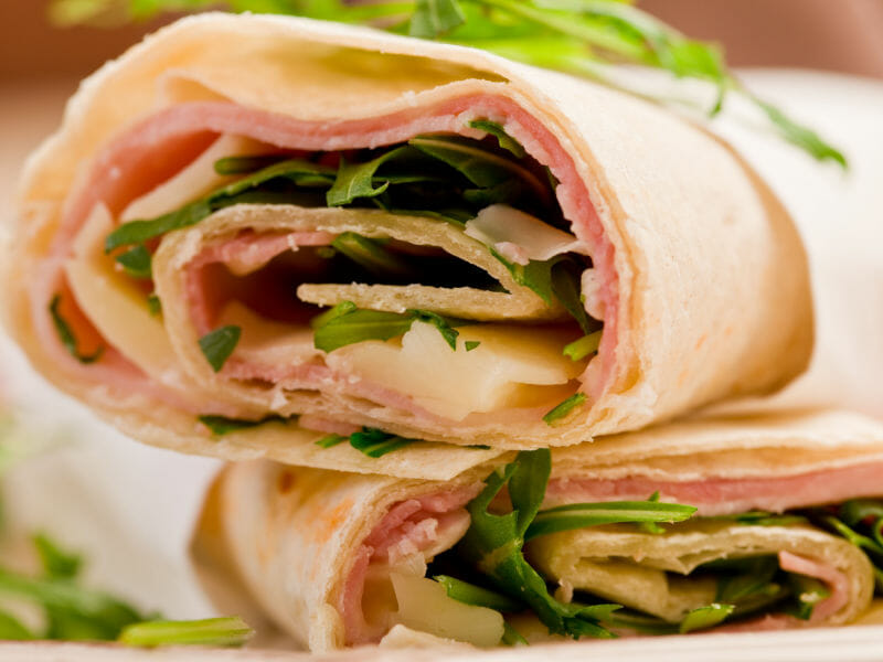 Dois wraps de peito de peru, um em cima do outro