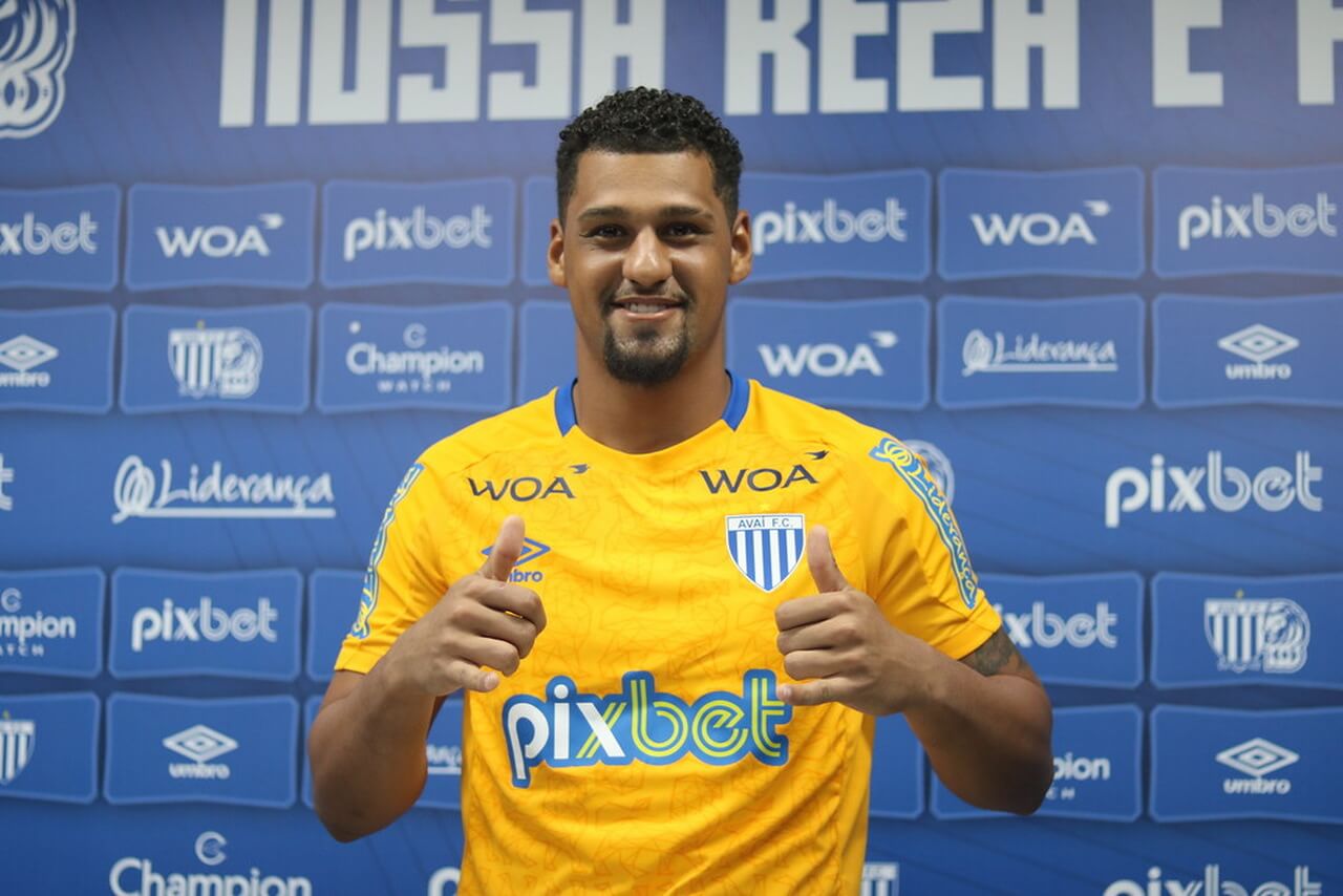 Goleiro Alexander é apresentado pelo Avaí