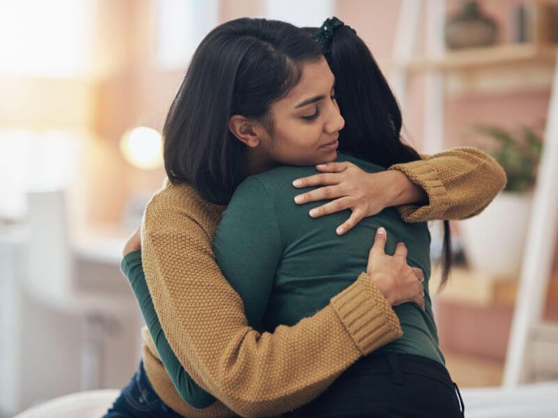 Duas mulheres se abraçando