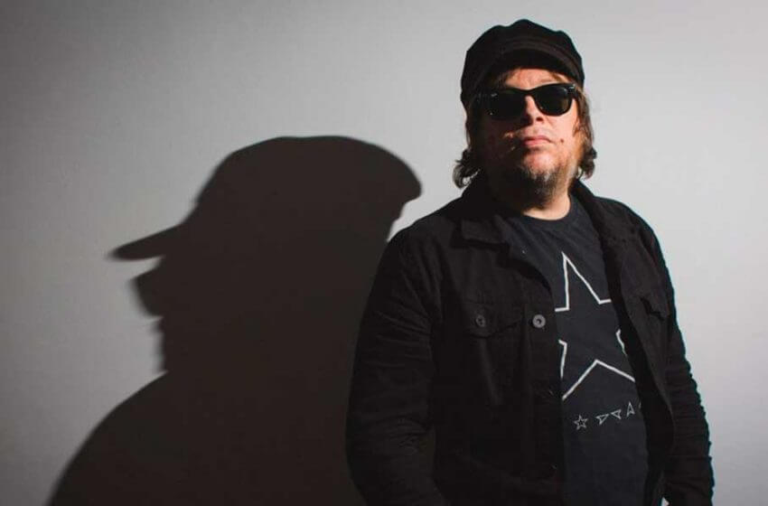 Beto Bruno, do Cachorro Grande, faz show em Florianópolis