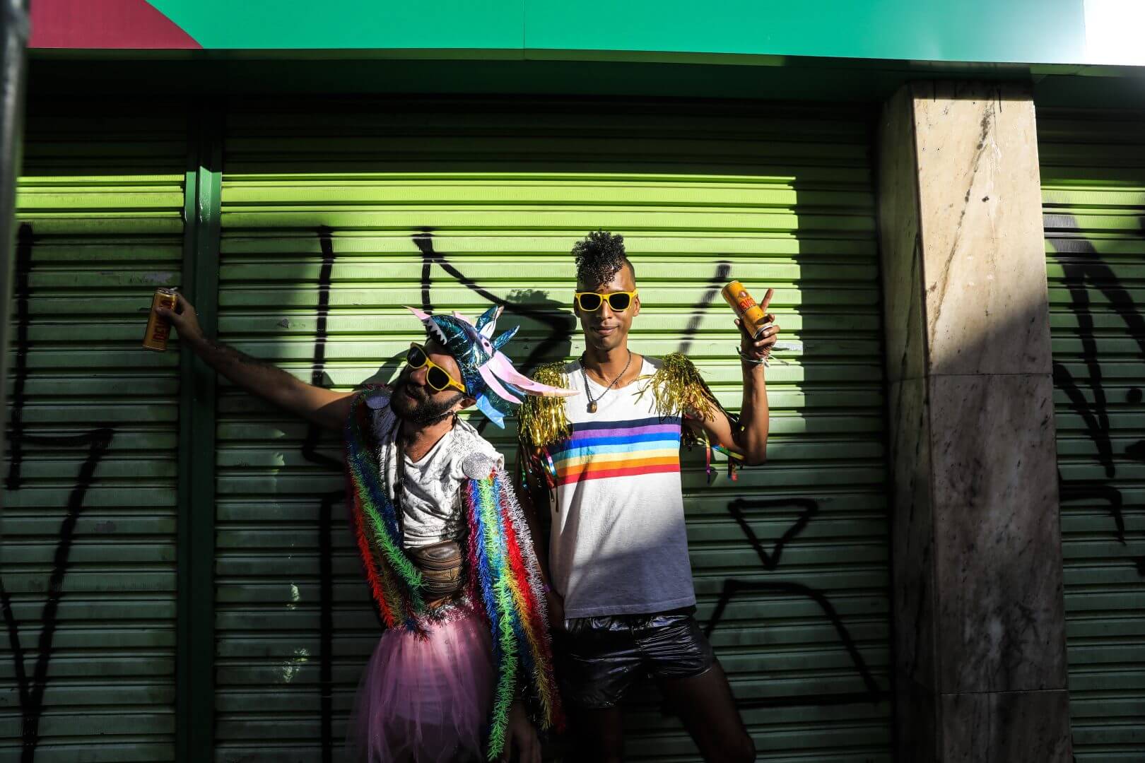 Duas pessoas fantasiadas