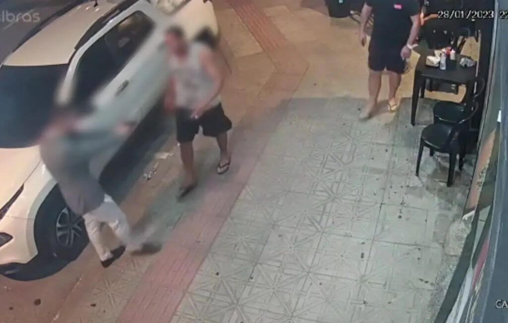 Empresário atira contra cliente