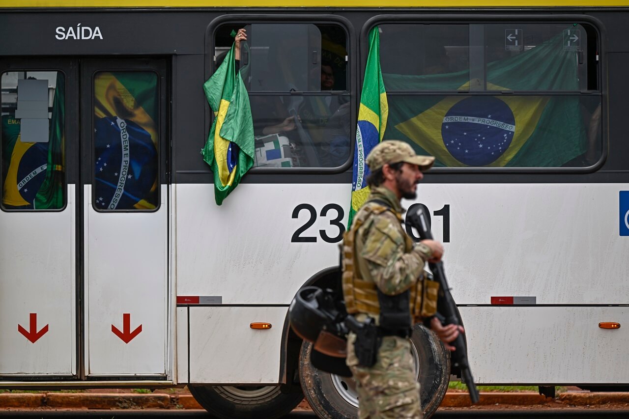Pessoas envolvidas em atos golpistas em Brasília foram detidas em ônibus