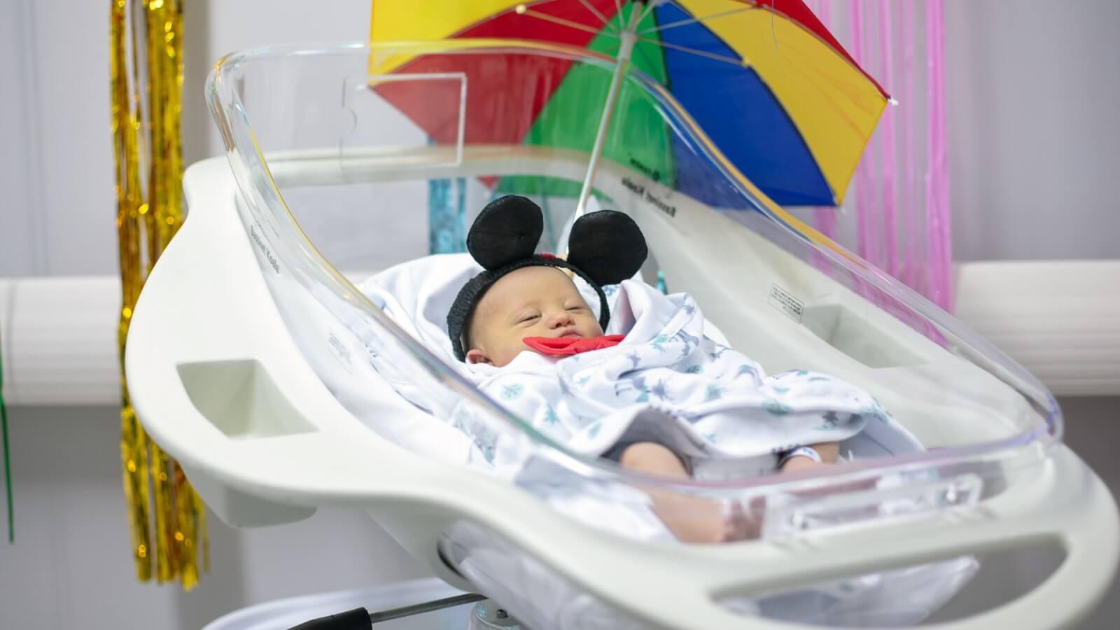 Aproximadamente 15 bebês foram fantasiados para o "Bloquinho dos Pequenos Guerreiros"