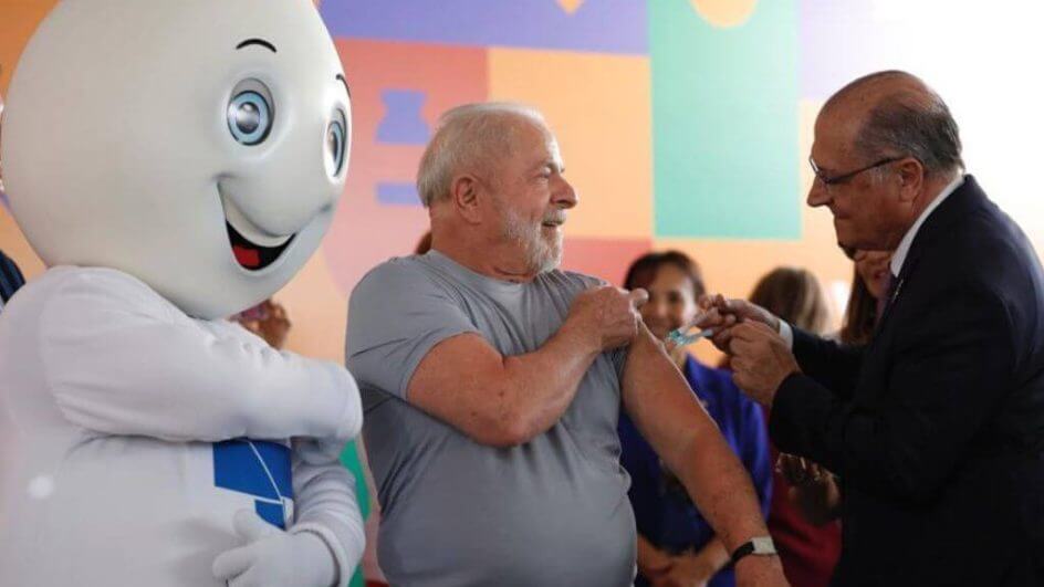 Lula vacinado por Alckmin e Zé Gotinha
