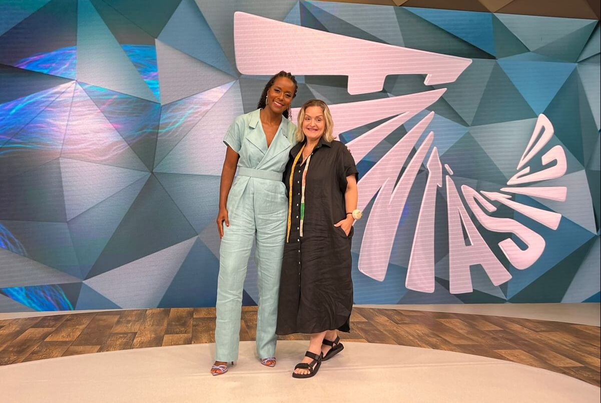 Maju Coutinho recebe modista de SC nos estúdios da Globo no Rio de Janeiro