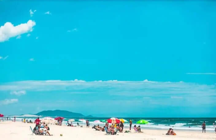 Praia em dia de sol em Florianópolis