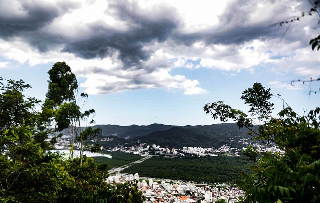 Sol entre nuvens