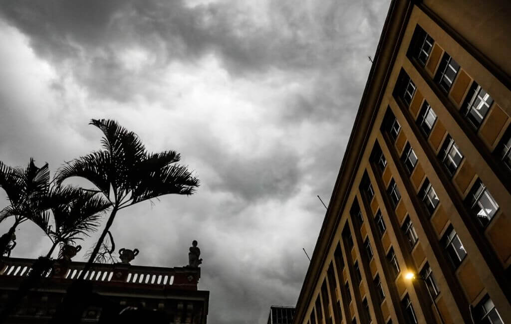 Tempo fechado com nuvens
