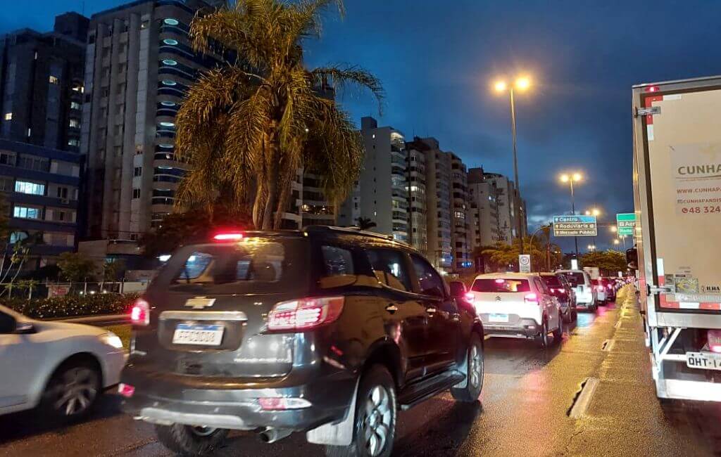 Trânsito beira-mar