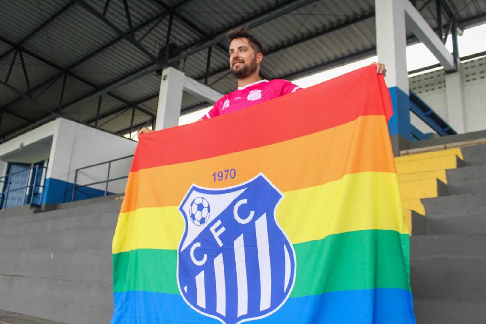 Moisés, presidente do Caravaggio FC, com a bandeira LGBTQIA+