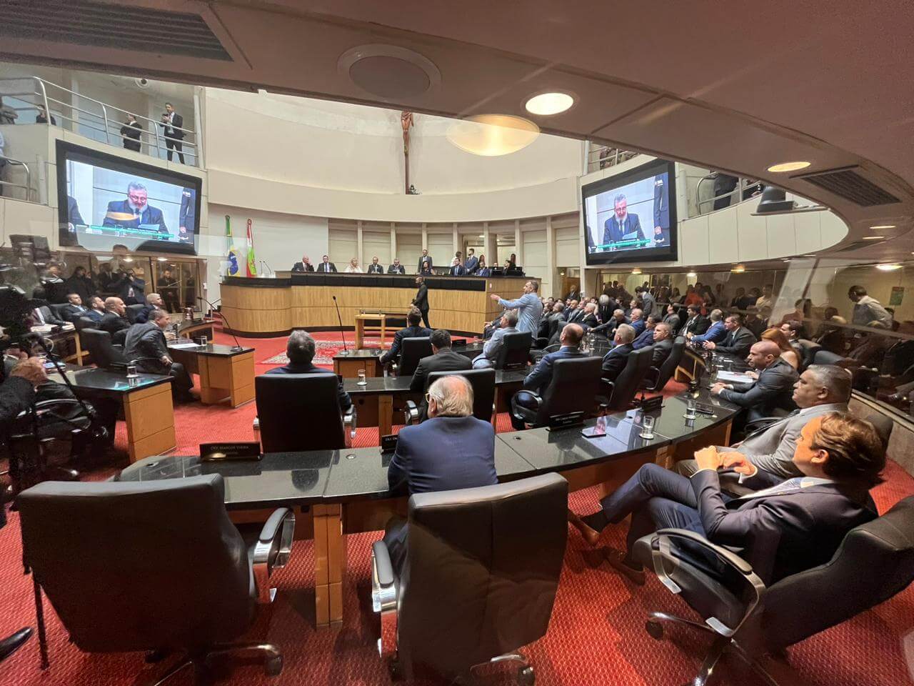 40 deputados estaduias foram empossados nesta quarta-feira (1ª)